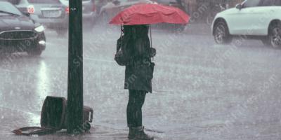 debout sous la pluie films