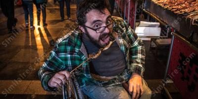homme mangeant un monstre films
